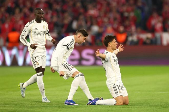 创造历史，居莱尔是首位在欧冠淘汰赛梅开二度的土耳其球员